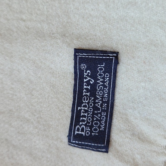 Burberry Luxurious Cream‎ Lambswool Scarf 🧣 - Picture 2 of 6